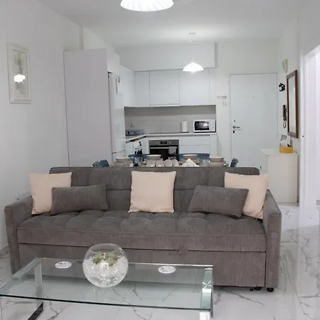 Apartment,near The Pinikoudes לרנקה