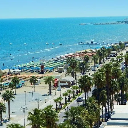 شقة Apartment,near The Pinikoudes لارنكا