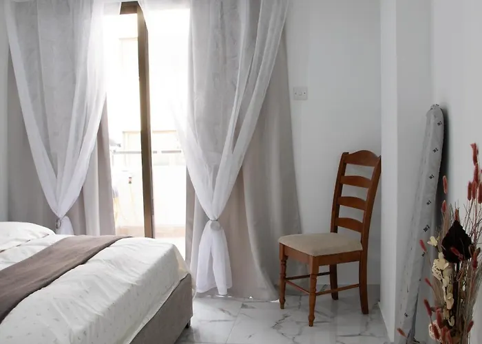 Apartment,near The Pinikoudes アパート ラルナカ