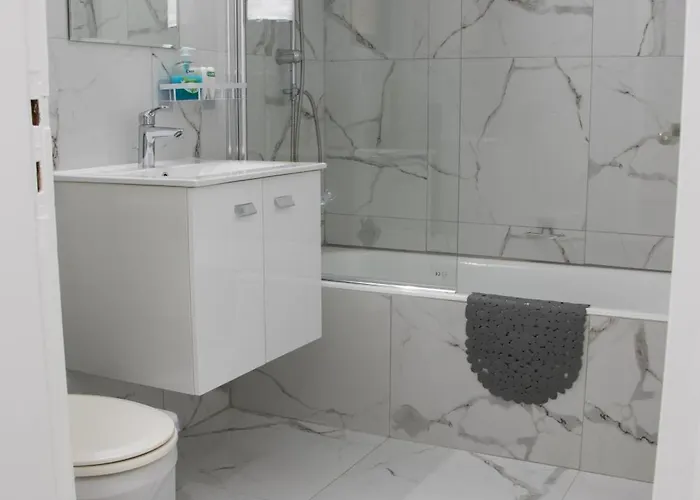 Apartment,near The Pinikoudes * ラルナカ