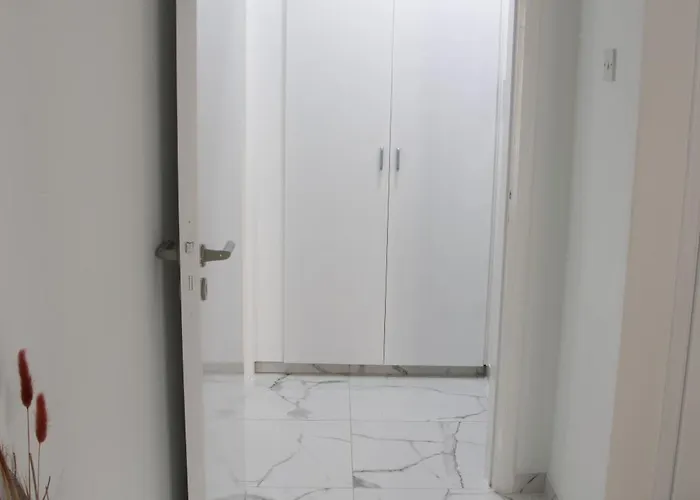 Apartment,near The Pinikoudes アパート